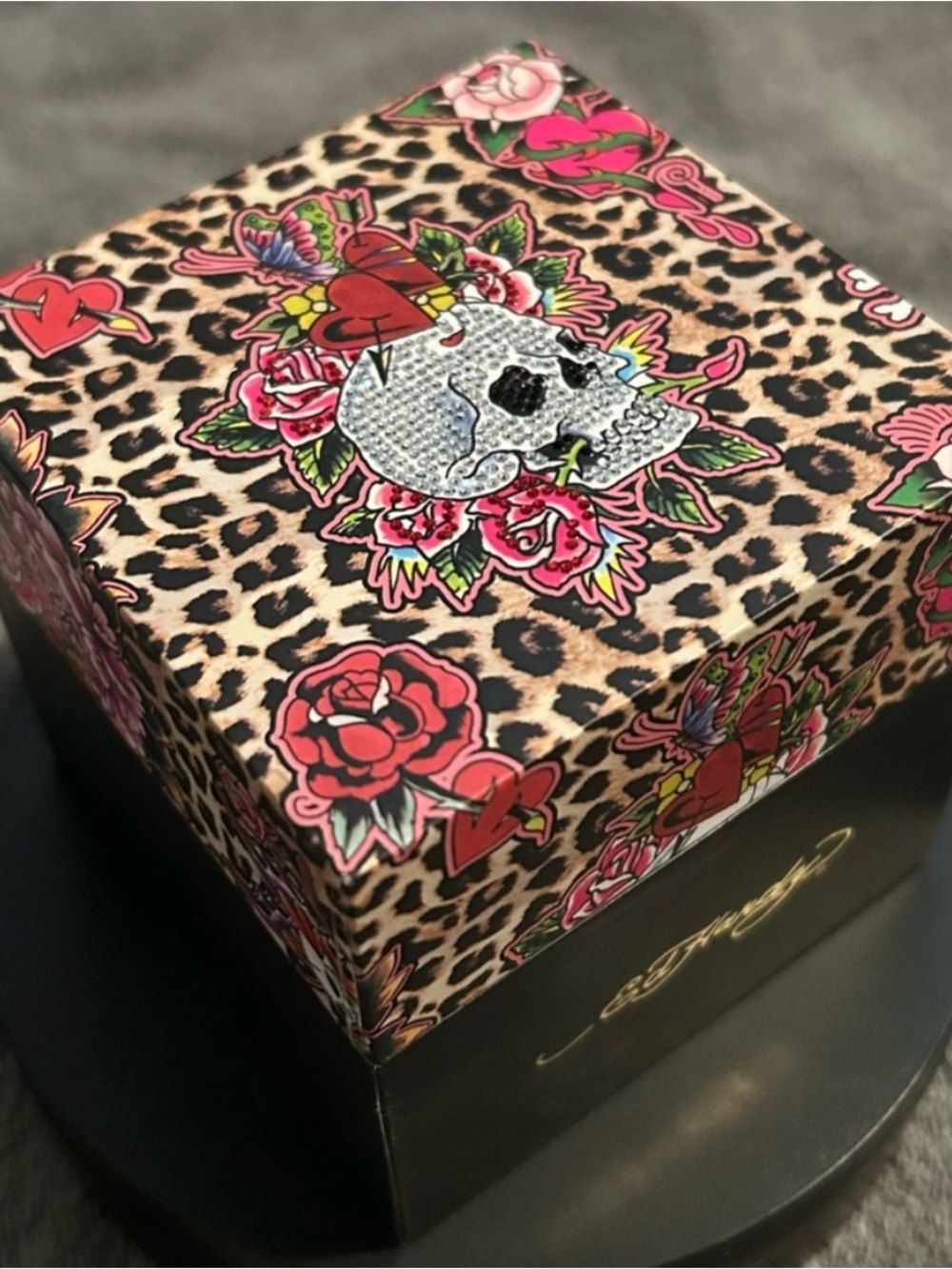 ED HARDY- NIB!! “LOVE KILLS SLOWLY” LADIES WATCH W/ ADJUSTABLE GOLD-TONE BAND - Picture 4 of 5